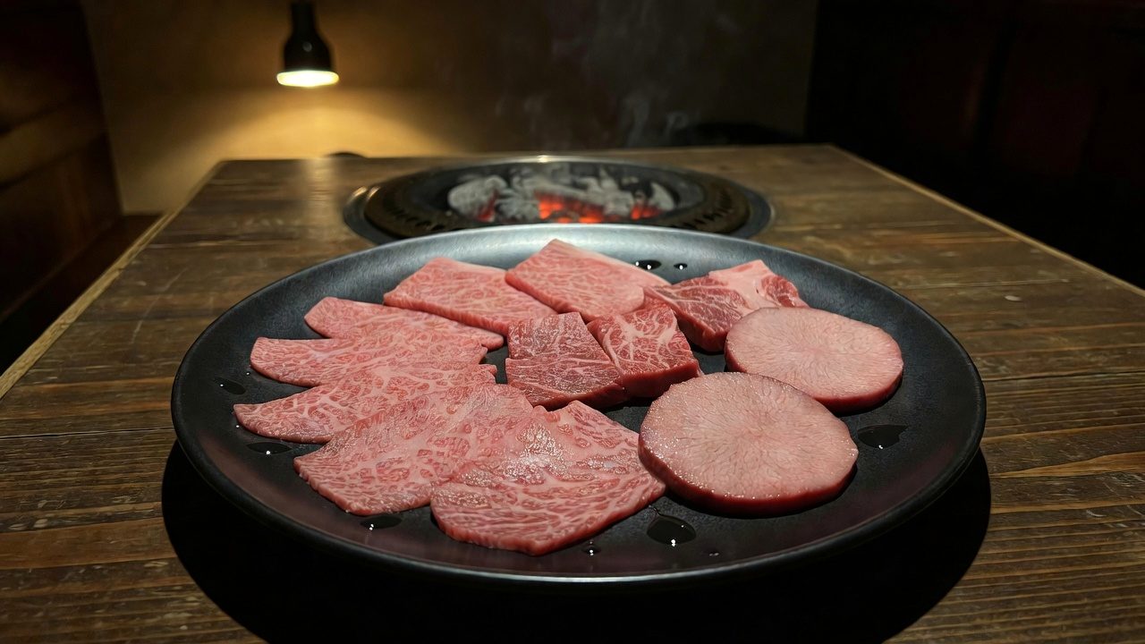 黒い皿に盛った和牛の霜降りとタンの盛り合わせ