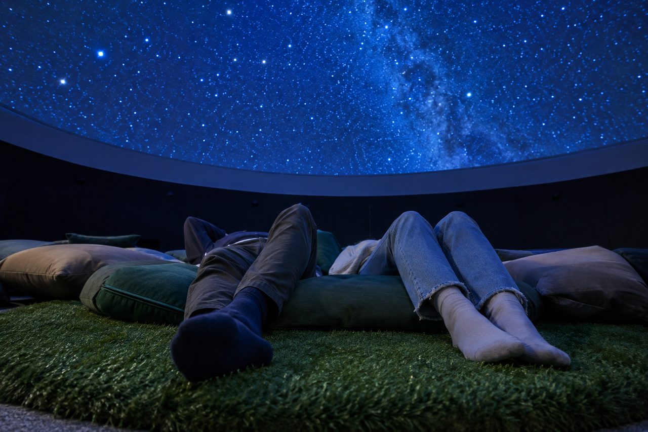人工芝の丸いシートに寝転び、星空を見上げる二人