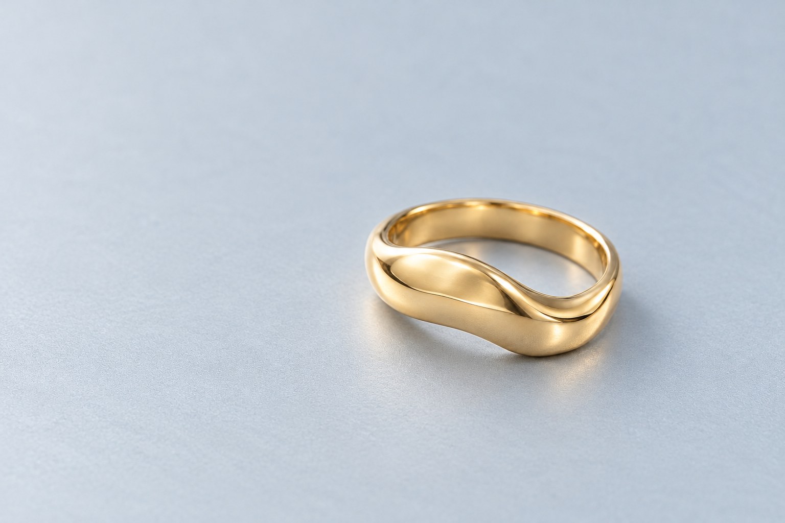 Arc Ring全体と周囲の青みのグレーの余白
