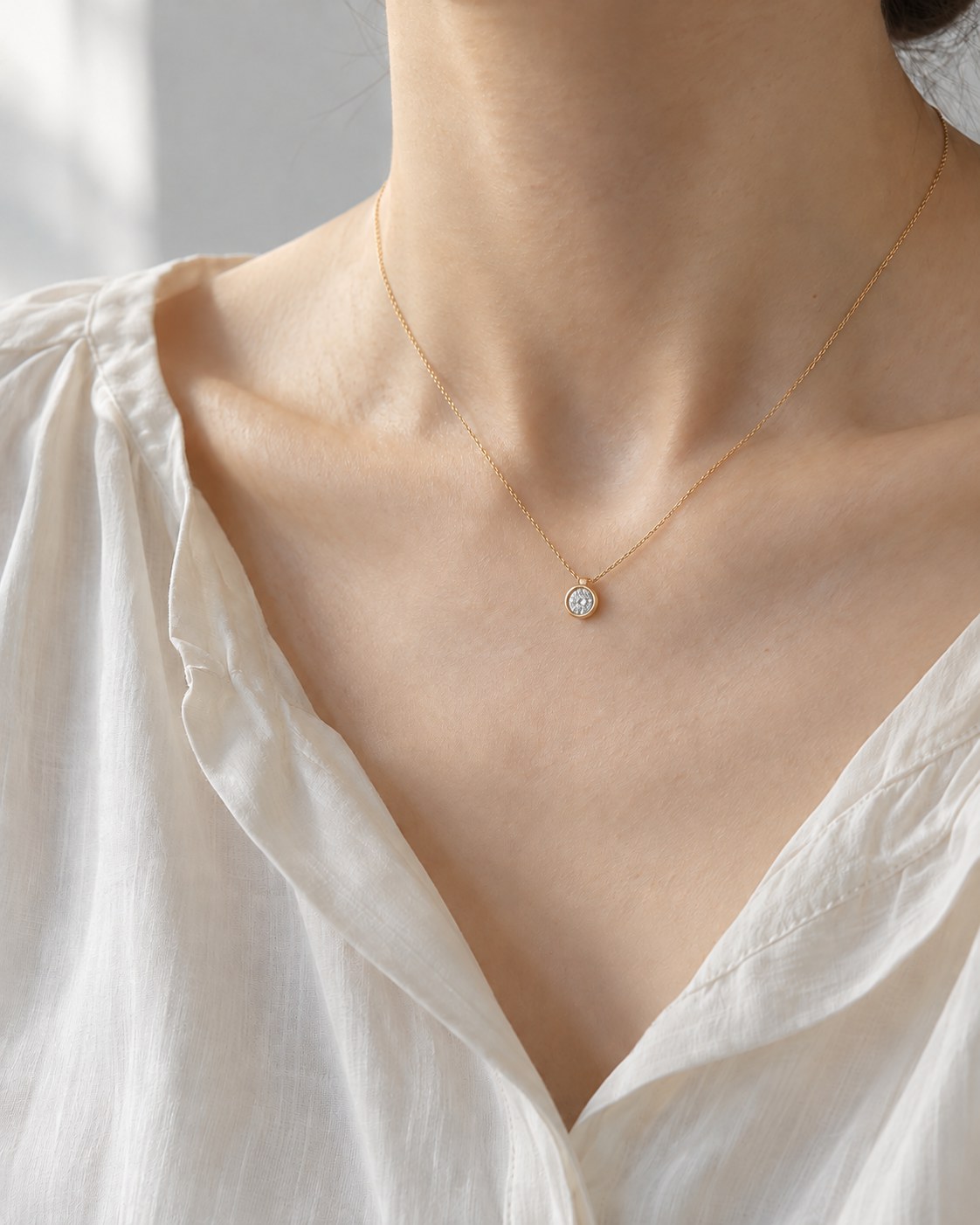 Trace Necklaceを着けた首元