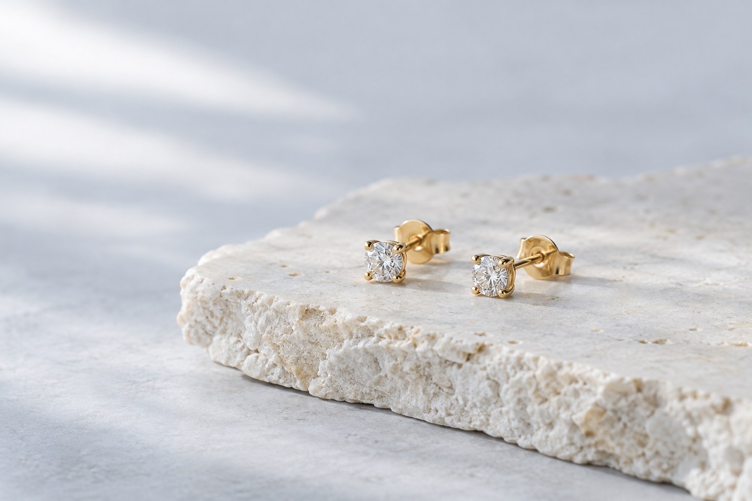 Dew Studs、ダイヤモンドの小さなピアス一組