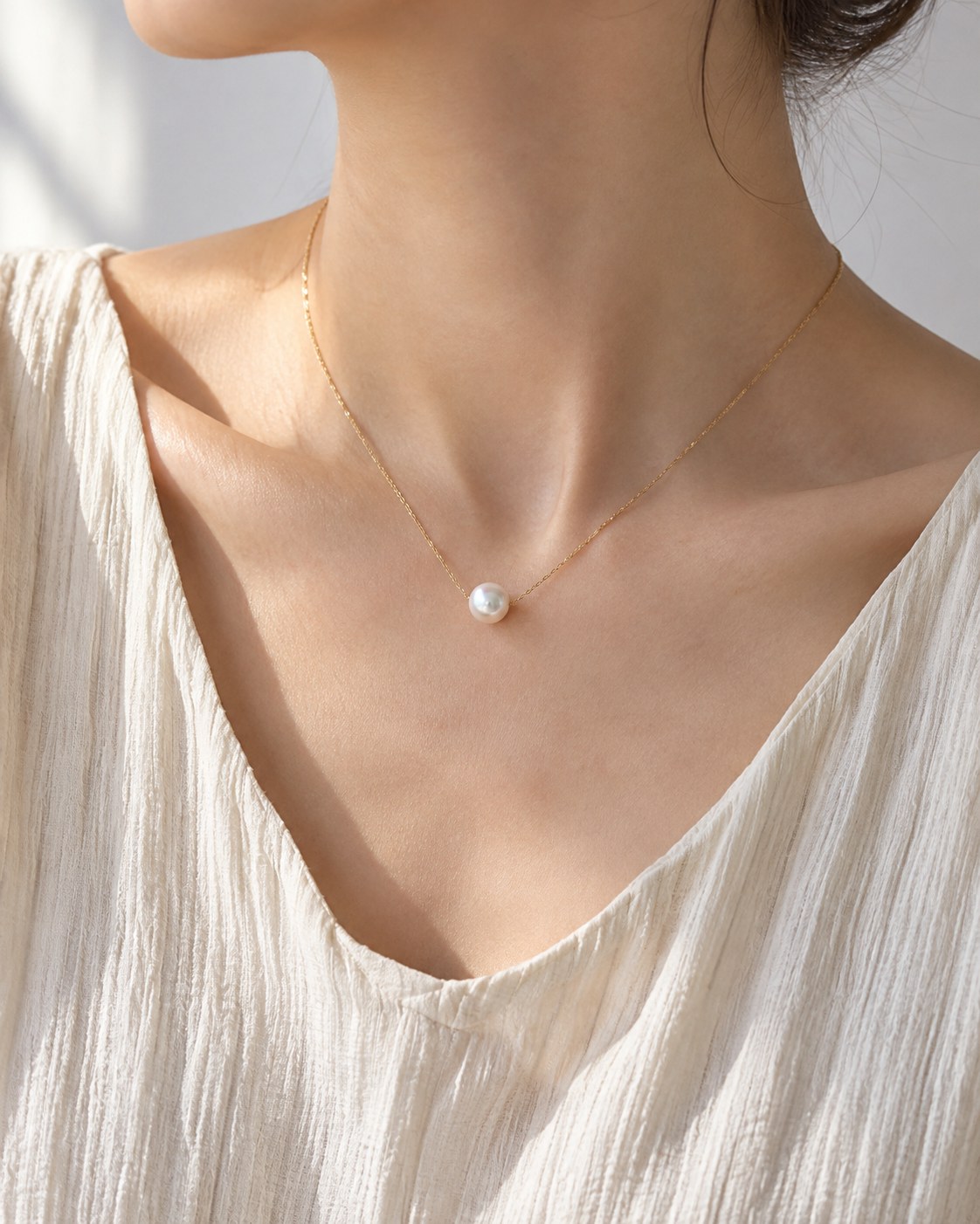 Lien Necklaceを着けた首元