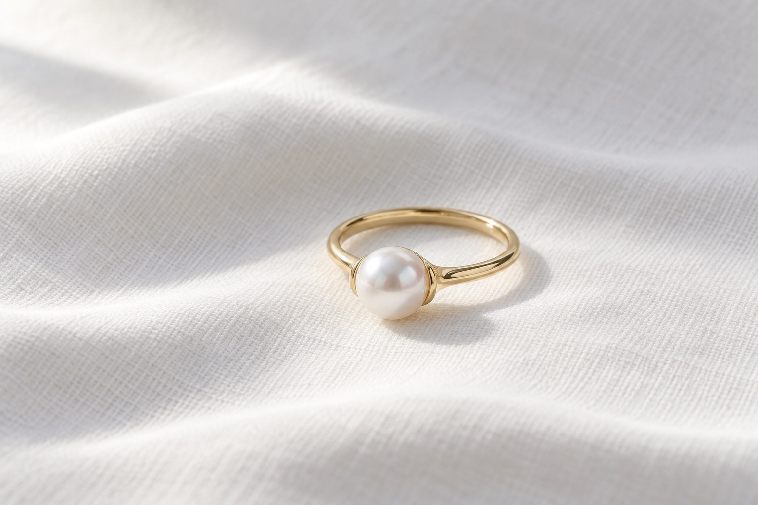 低い台でパールを支えるCove Ring